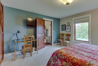 Parrett Mountain Farm House Retreat