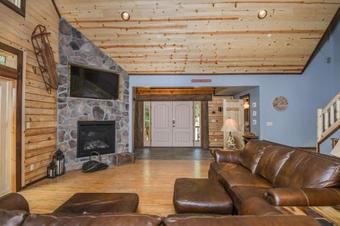 Hemlock Hideaway Six-bedroom Holiday Home