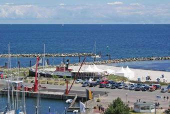 Zeltdachhaus _ Grosses Grundstueck