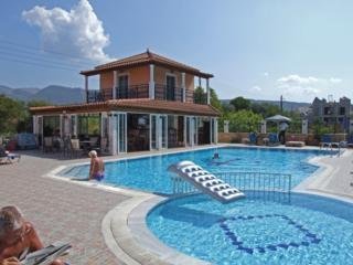 Makis Studios Apartments