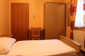 Hostal Angelis Pension - Restaurant Zum Gr�nen Baum