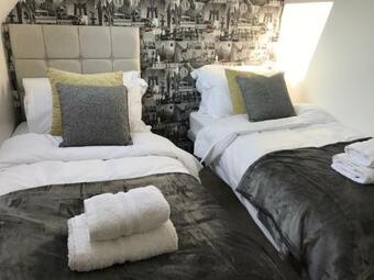 Villa Luxury 3 Bed Home By The Lake