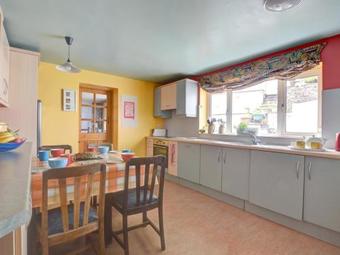 Quaint Holiday Home In Swansea With Garden