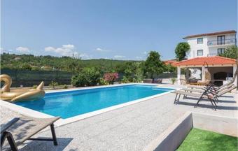 Six-bedroom Holiday Home In Zmijavci