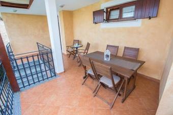 Villa Leon, Wonderful Family Apartment With Pool