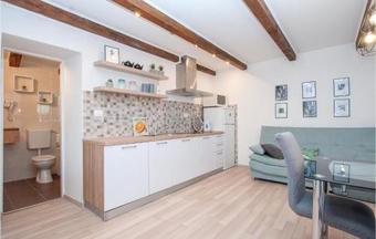 Three-bedroom Holiday Home In Unesic