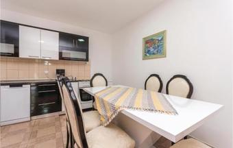 Four-bedroom Holiday Home In Sikovo