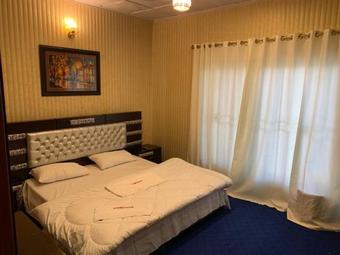 Hostal Rashk E Qamar