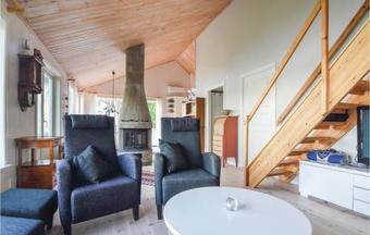 Three-bedroom Holiday Home In Borgstena