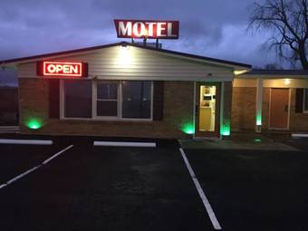 Hotel Laci's Country Inn - Knob Noster