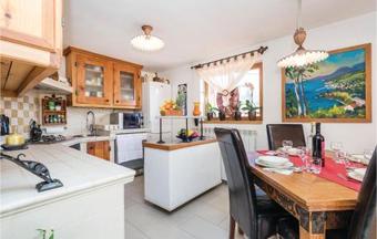 Three-bedroom Apartment In Vele Mune