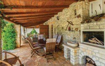 Three-bedroom Holiday Home In Medaki