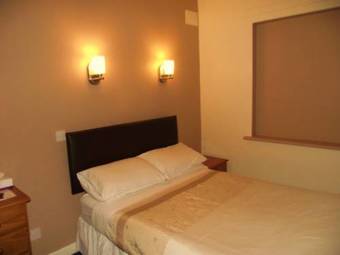 Hostal Bank House Guesthouse