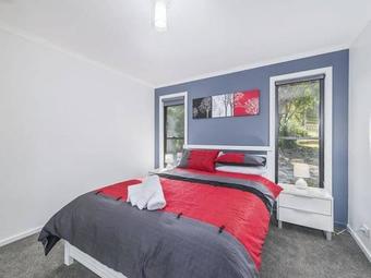 Skenes Retreat - Views Of The Ocean From The Deck