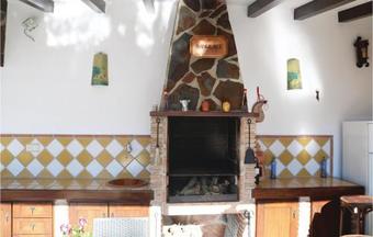 Three-bedroom Holiday Home In Villafranco Del Guada.