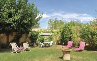 Studio Holiday Home In Caderousse