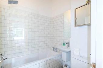 Bright & Stylish 2 Bed 1st Floor Apartment