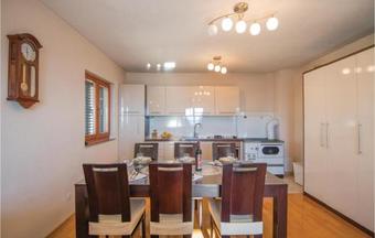 Three-bedroom Holiday Home In Imotski