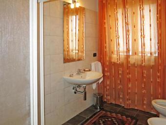 Locazione Turistica Casa La Grotta Di Cech (naz105)