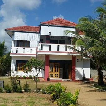 Hostal Beach Guest House Addalaichenai