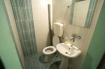 Hostal Mini Room - Bed & Toilet