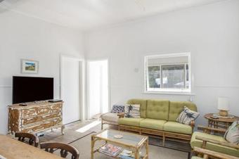 681 Murramarang Rd - Retro Beach Cottage