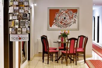 Dworek R�?any Hotel & Restauracja