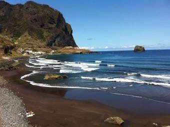 Albergue Madeira Surf Camp