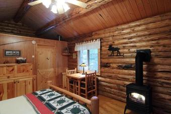 Hotel Silverwolf Log Chalets