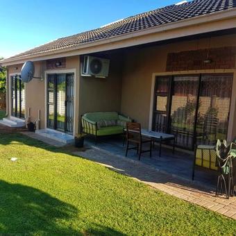 Hostal Legae Larona Guest House