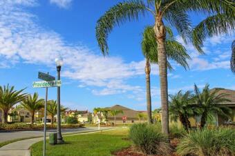 Palm Golf, 6 Bedroom Home, South Facing Pool, Relaxing Spa, Games Room, Wifi & Cable, Gated Resort, Providence, Floirda