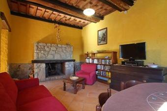 Gallicano Villa Sleeps 8 Wifi