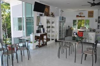 Hostal Isaree Corner