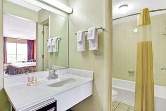 Hotel Days Inn By Wyndham Benson