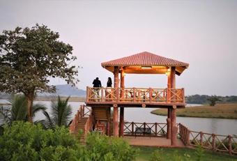 Hotel Fazlani Natures Nest Wellness Centre & Spa