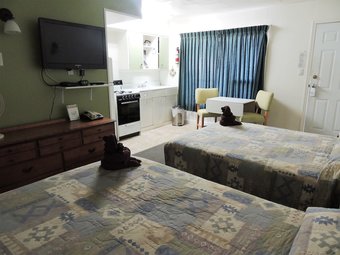 100 Mile Motel & Rv Park