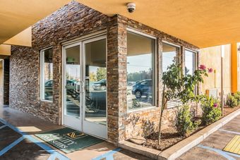 Hotel Quality Inn & Suites Near Downtown Bakersfield