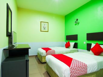 Oyo 43962 Ezzy In Hotel