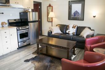 Hotel Yamnuska Suites
