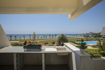 Apartamentos Lordos Sunshore Beachfront Suite
