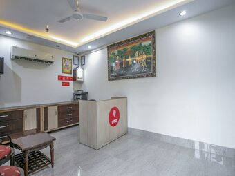 Hotel Oyo Flagship 15411 Pachim Vihar Metro Station