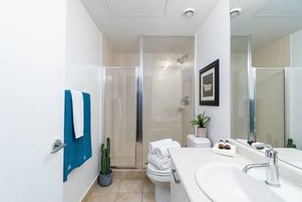 Quickstay - Luxurious 2-bedroom Condo (downtown Core)