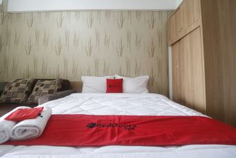Hotel Reddoorz Apartment @ Green Lake View Ciputat