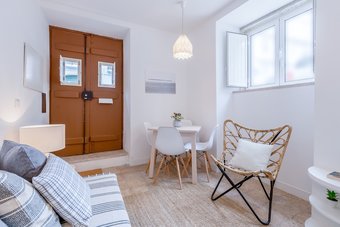 Renovated Typical Baixa Apartment + Free Pick-up, By Timecooler