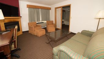 Hotel Hometown Inn & Suites