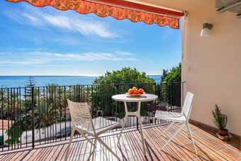 Lovely Beachfront Apartment With Sunny Balcony Ref 35