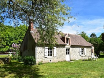 Unique Holiday Home With Pool In Combreux Centre