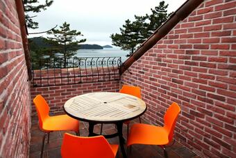 Tongyoung Beach Castle Pension