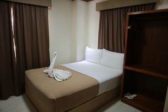 Candice Lucy Hotel