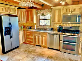 Majestic Vista Mountainside Cabin